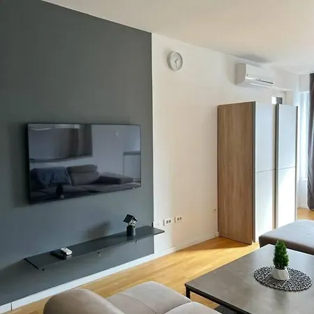 Апартаменты Flat In With A Garage